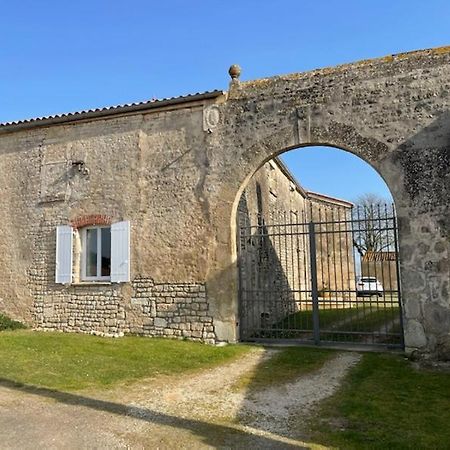 La Commanderie Des Templiers Gite 4 Etoiles Saint-Etienne-de-Brillouet Buitenkant foto