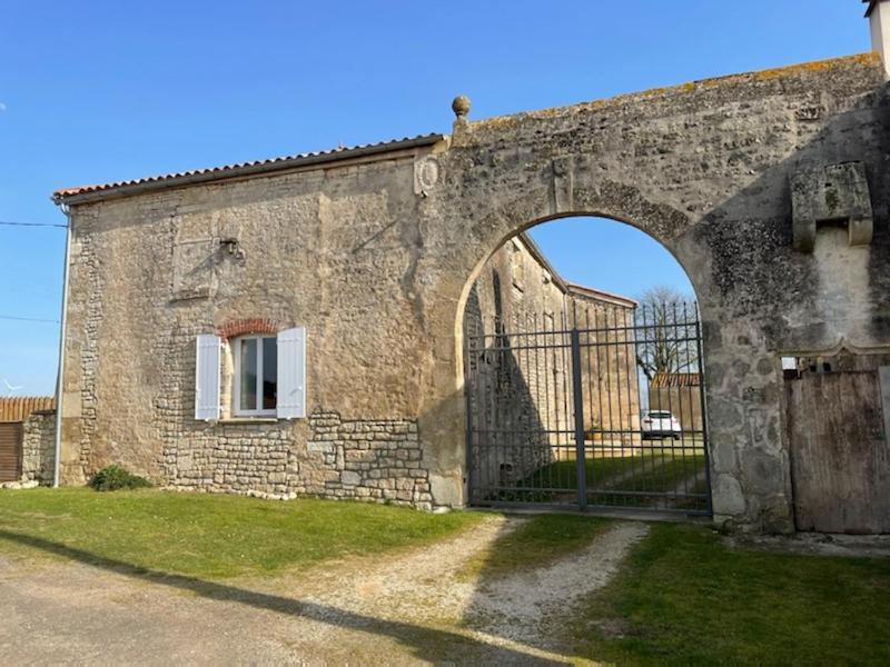La Commanderie Des Templiers Gite 4 Etoiles Saint-Etienne-de-Brillouet Buitenkant foto